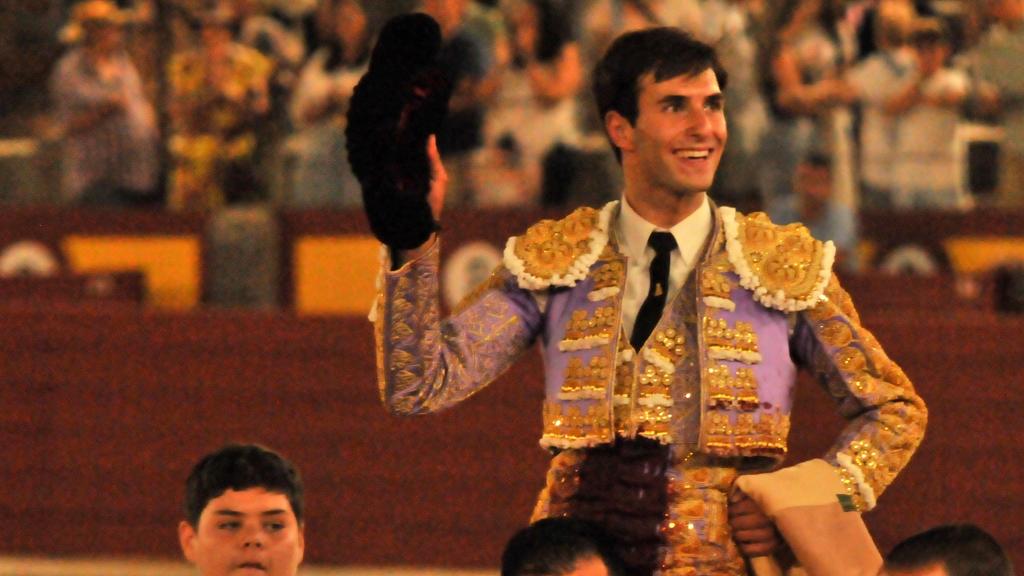 Samuel Navalón, a hombros dando la vuelta al ruedo en la plaza de Ciudad Real.
