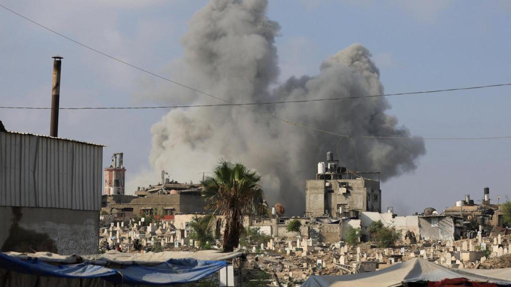 Una columna de humo se eleva sobre Ciudad de Gaza este jueves durante un bombardeo del Ejército de Israel.