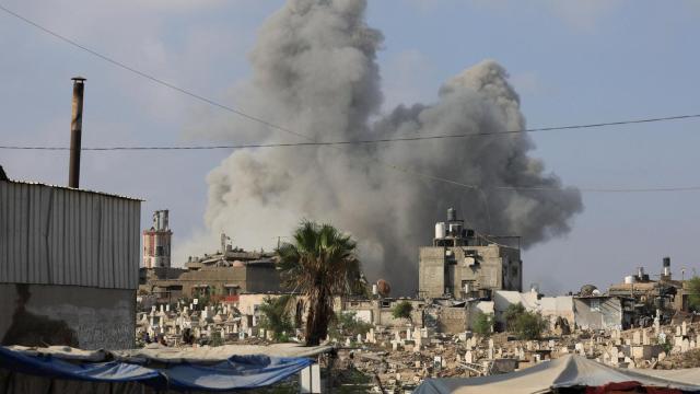 Una columna de humo se eleva sobre Ciudad de Gaza este jueves durante un bombardeo del Ejército de Israel.