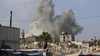 Una columna de humo se eleva sobre Ciudad de Gaza este jueves durante un bombardeo del Ejército de Israel.