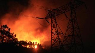 Vista del fuego en el Miradoiro do Alto da Picota, a 22 de agosto de 2025, en Os Peares, Ourense