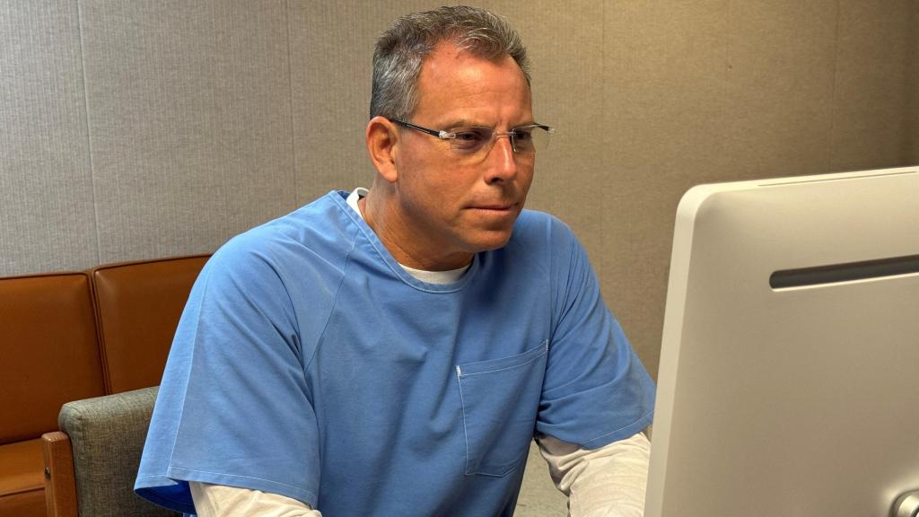 Erik Menéndez durante su audiencia virtual ante la Junta de Libertad Condicional este jueves.