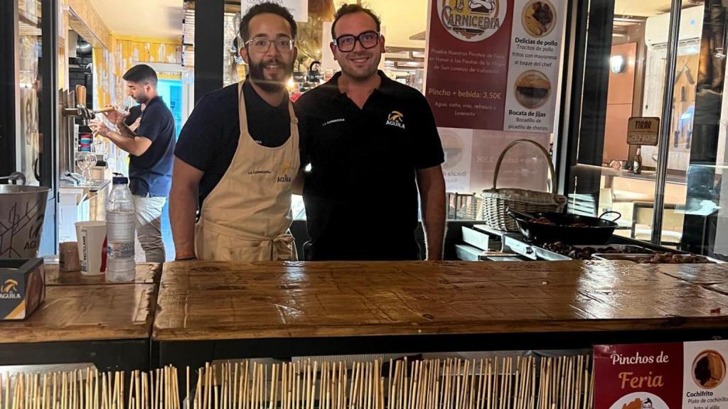 Arturo y Júnior posan en la caseta que estarán durante estos días en Santa Cruz