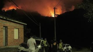 Vista del fuego en Miradoiro do Alto da Picota, a 22 de agosto de 2025, en Os Peares, Ourense