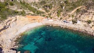 El pueblo de Alicante donde se esconden las mejores calas, según la IA: Agua turquesa, poca gente y acceso secreto