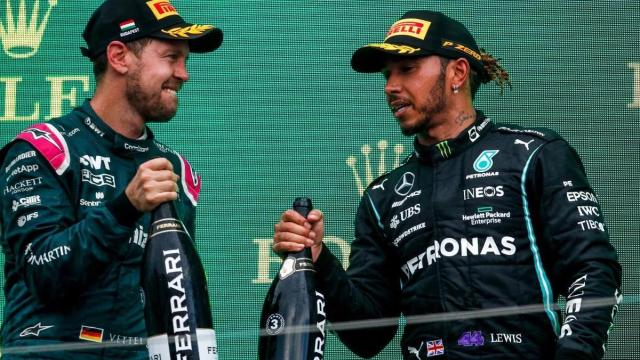 Sebastian Vettel y Lewis Hamilton celebran el podio en un gran premio.