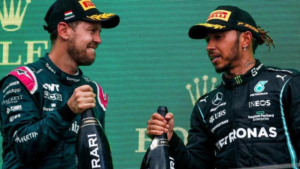 Sebastian Vettel y Lewis Hamilton celebran el podio en un gran premio.