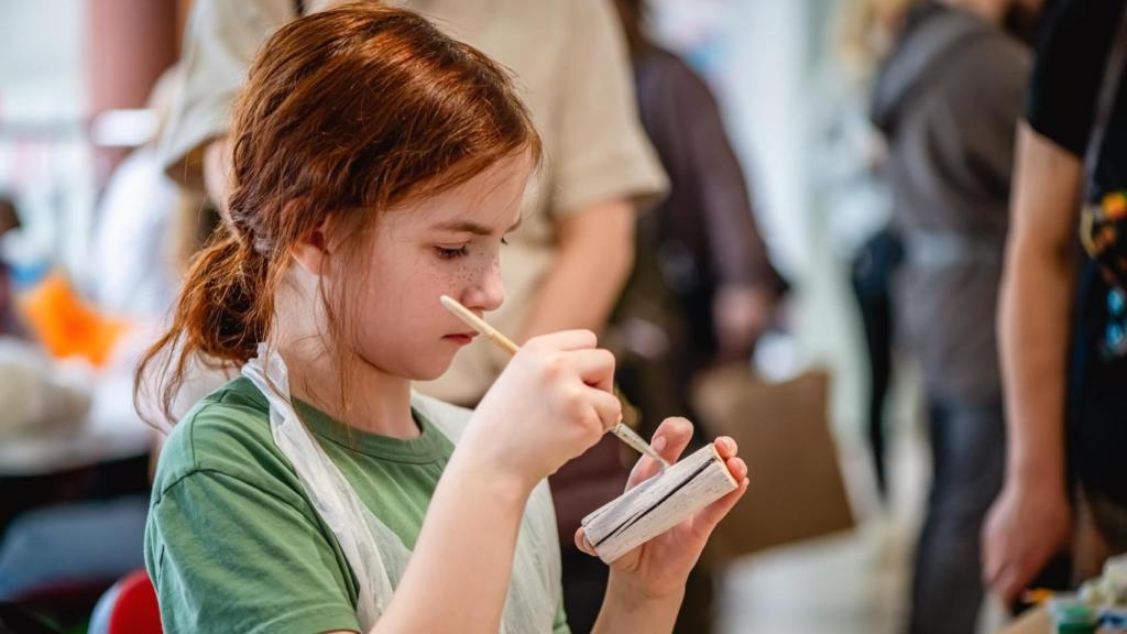 Una niña participa en un taller infantil, en una foto de archivo.