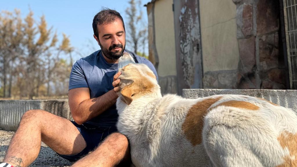 El veterinario, Andrés Santiago, con su perro rescatado, un més desspués del incendio de Toledo.