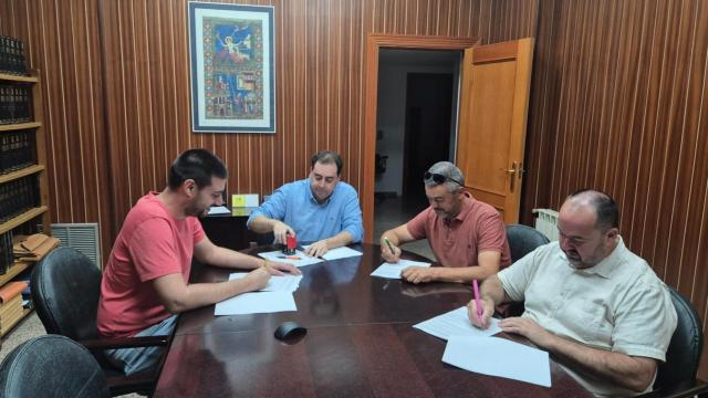 Alcaldes firmando el documento para presentar al Tribunal Derechos Humanos