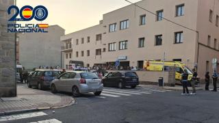 Familiare y allegados de las víctimas en el tiroteo de Ávila a las puertas de uno de los centros de salud (1)