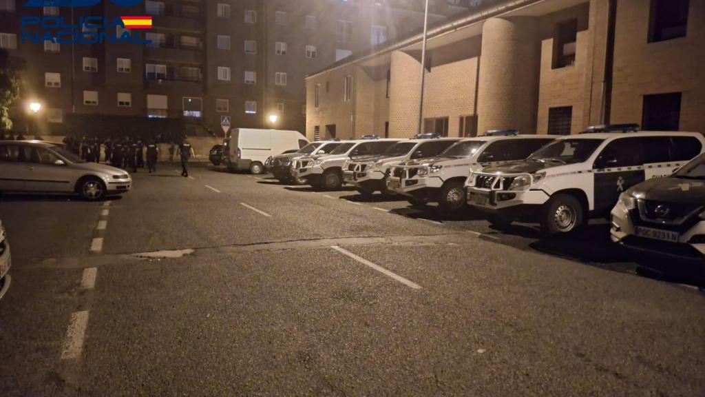 Imágenes del amplio dispositivo policial para asegurar la zona tras el tiroteo en Ávila