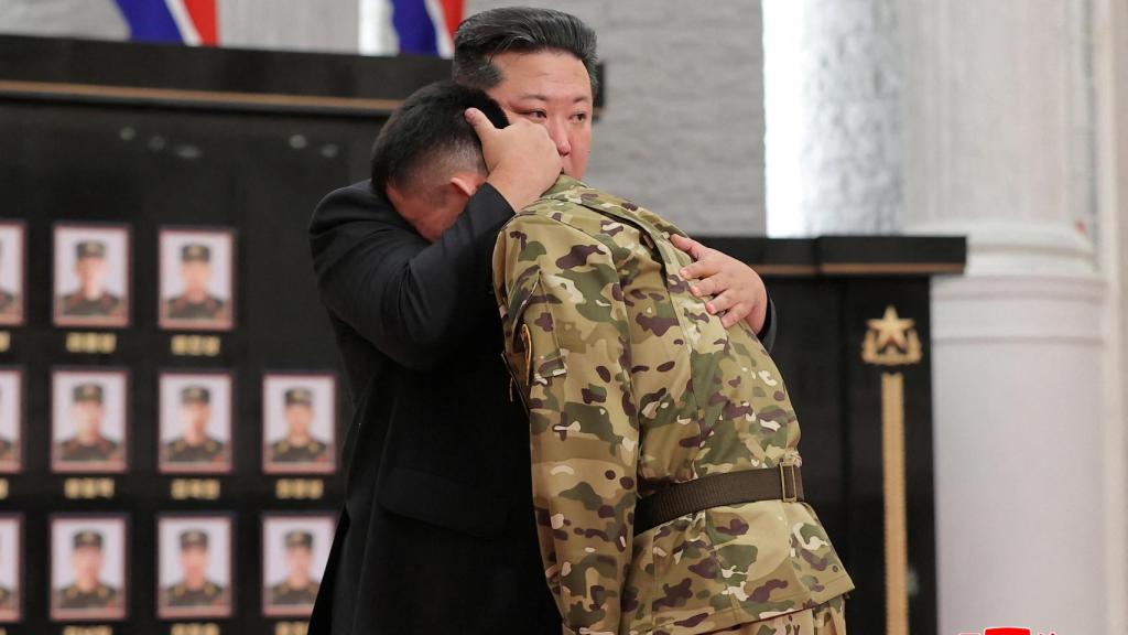El presidente norcoreano Kim Jong-un abraza a un soldado mientras asiste a una ceremonia de reconocimiento nacional para las tropas que combaten en Ucrania.