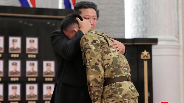 El presidente norcoreano Kim Jong-un abraza a un soldado mientras asiste a una ceremonia de reconocimiento nacional para las tropas que combaten en Ucrania.