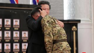 El presidente norcoreano Kim Jong-un abraza a un soldado mientras asiste a una ceremonia de reconocimiento nacional para las tropas que combaten en Ucrania.