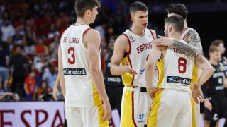 Los jugadores de la Selección dialogan tras el partido ante Alemania.