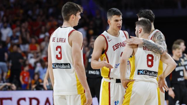 Los jugadores de la Selección dialogan tras el partido ante Alemania.