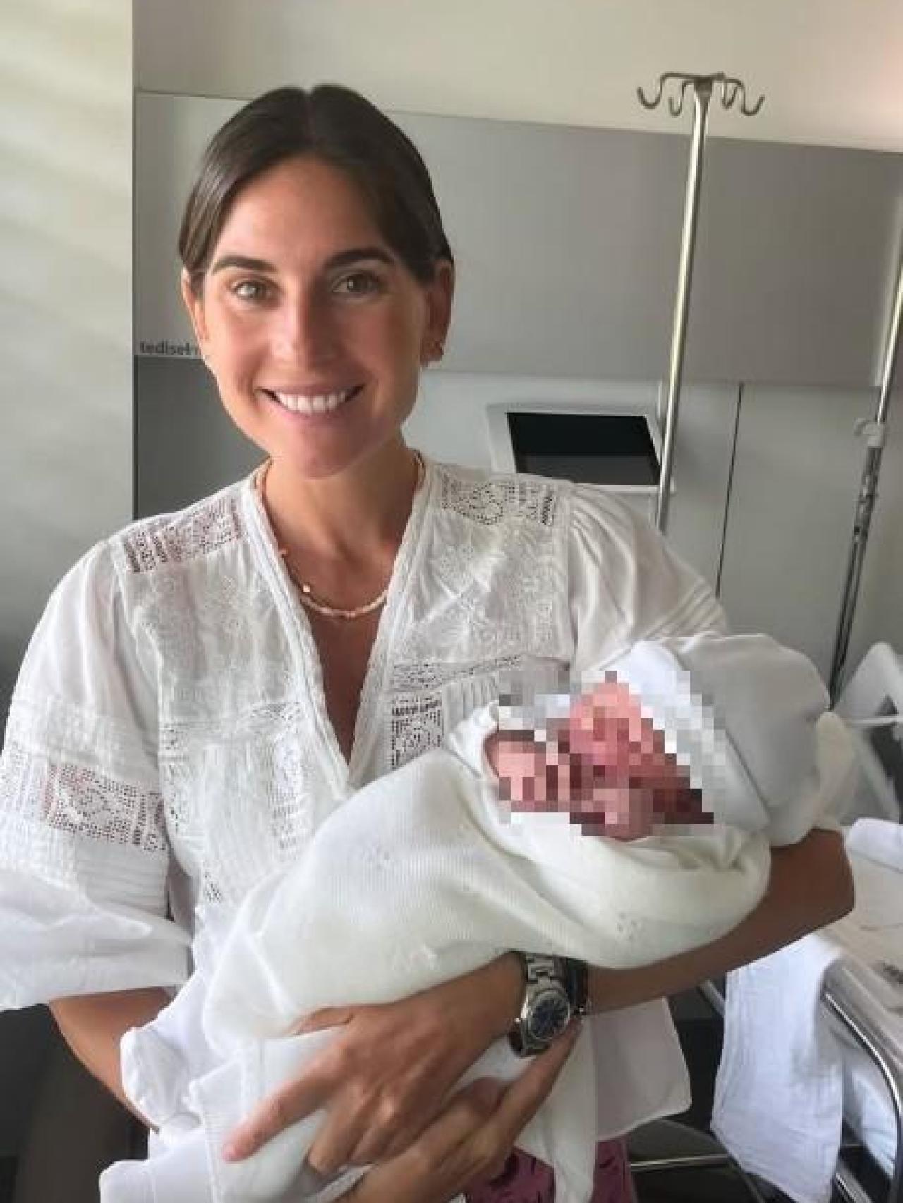 Lourdes Montes posando orgullosa con su sobrino.