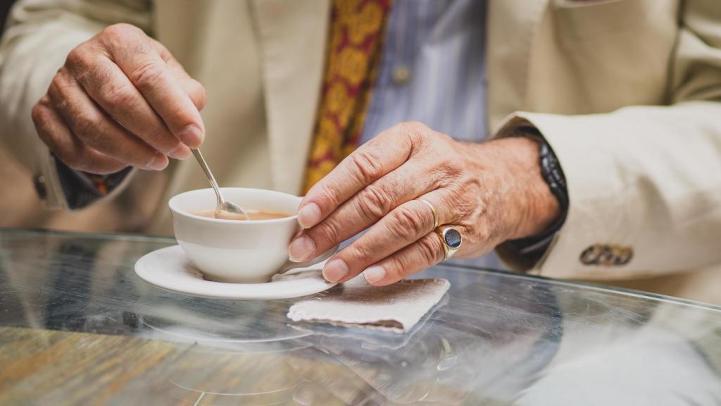 Amalio de Marichalar remueve su café con leche.