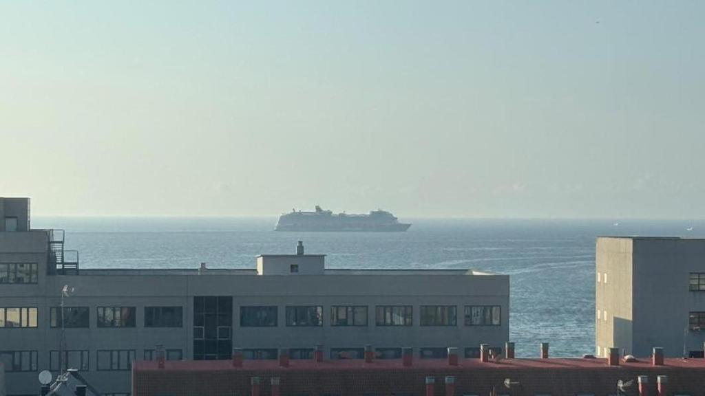El crucero Mein Schiff detiene su salida de A Coruña para evacuar a una pasajera indispuesta