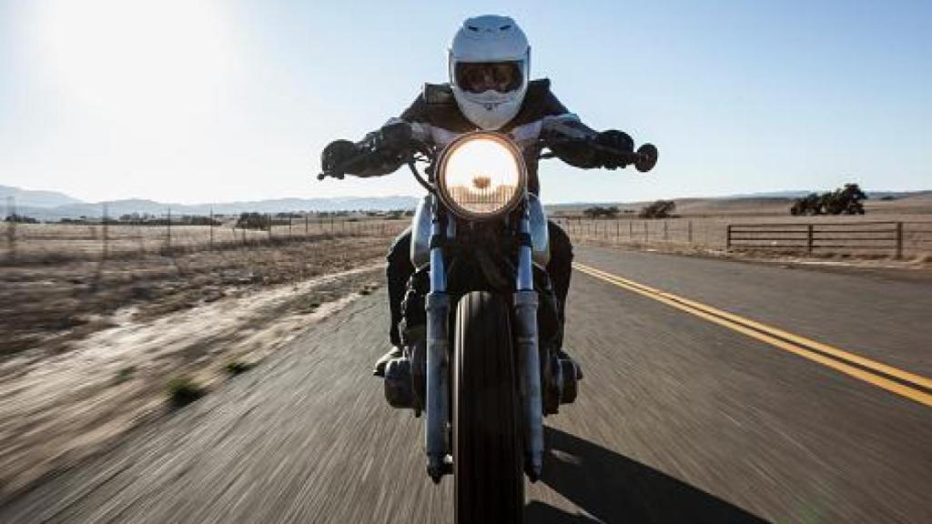 Motero en carretera.