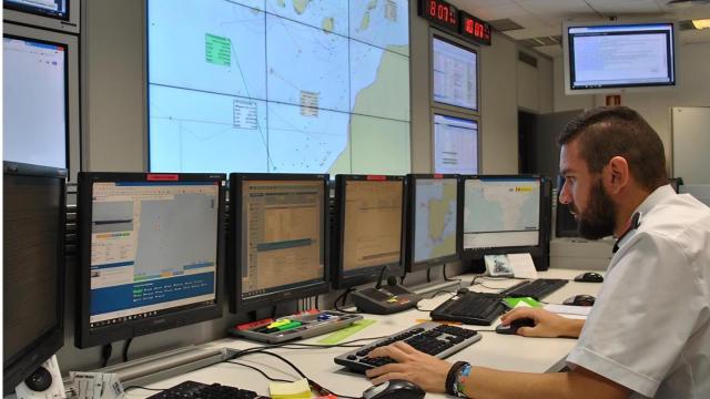 Personal del COVAM monitorizando embarcaciones