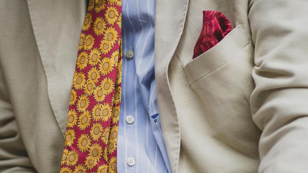 Detalle de la corbata, la camisa y el pañuelo de Amalio de Marichalar.