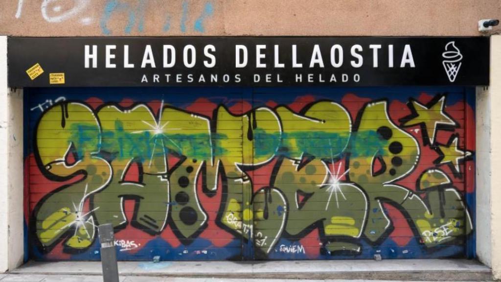 Pintada de fascistas en la persiana de la heladería Dellaostia