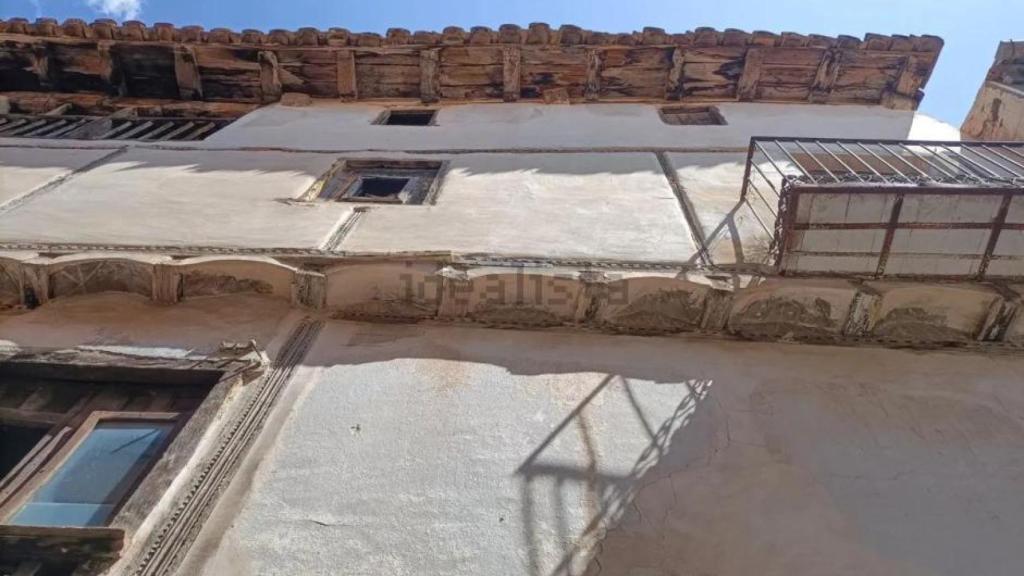 Fachada de una vivienda en vente en Gea de Albarracín.