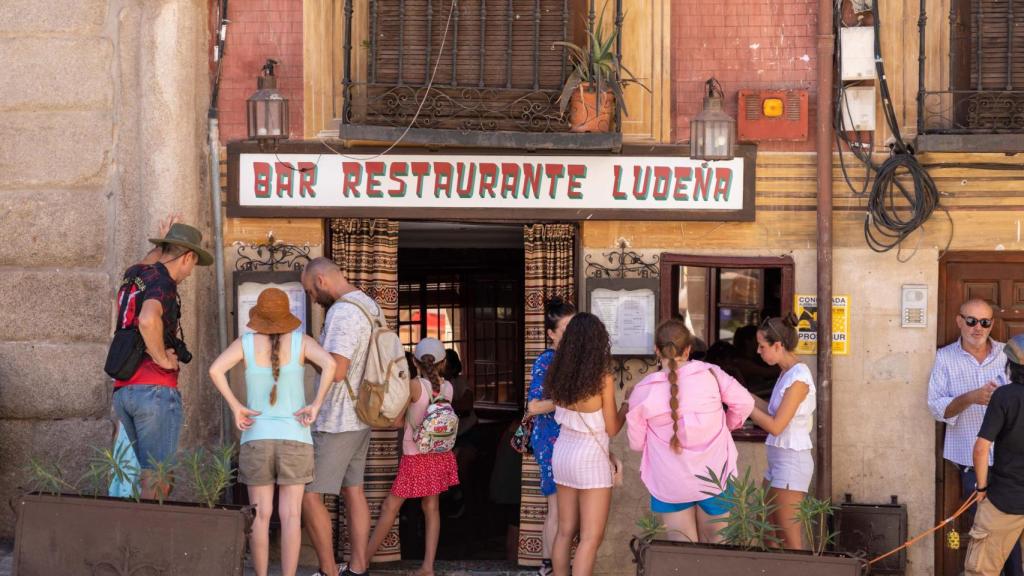 Turistas en la puerta del emblemático bar Ludeña, del Casco Histórico.