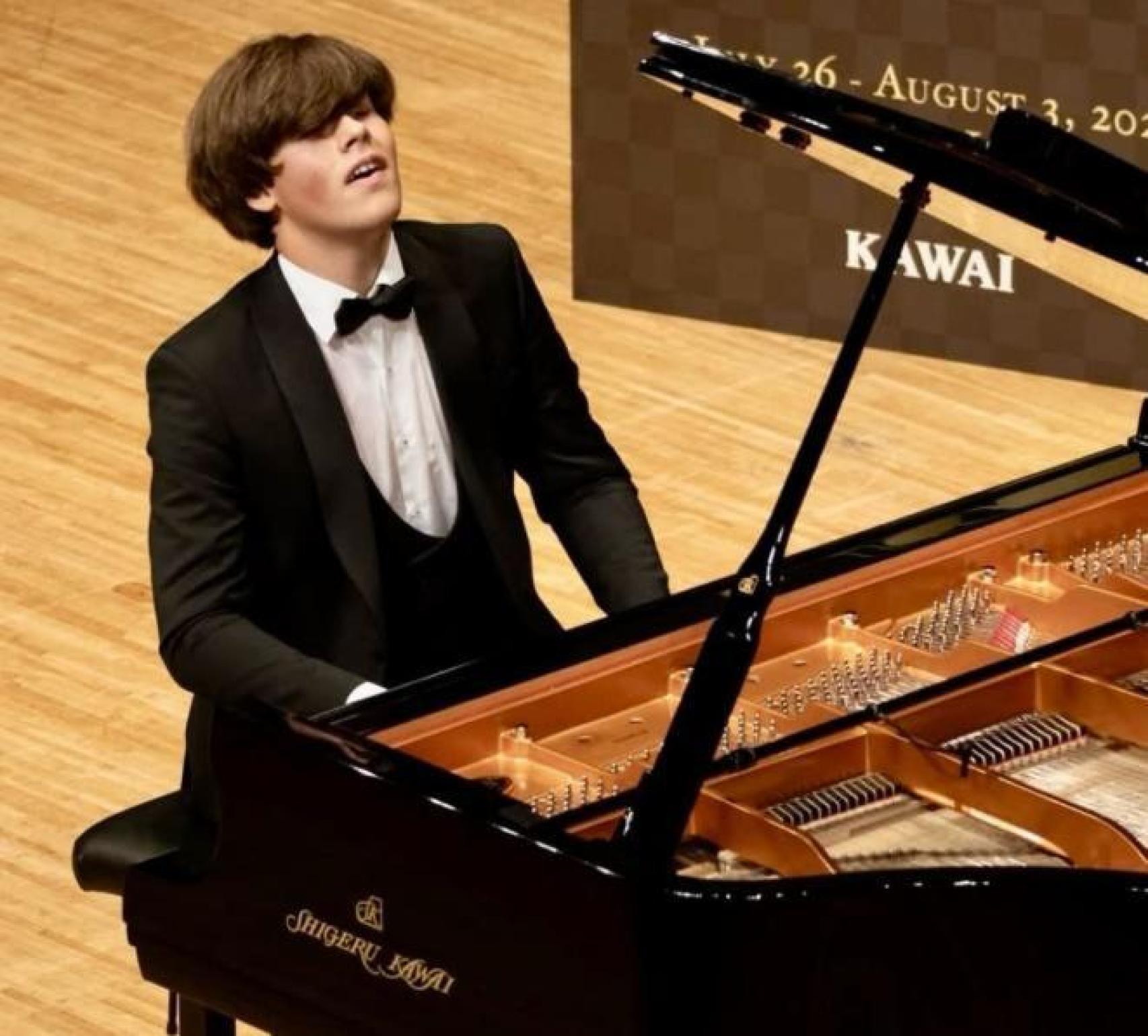 El vallisoletano Guillermo Hernández tocando el piano en uno de sus conciertos