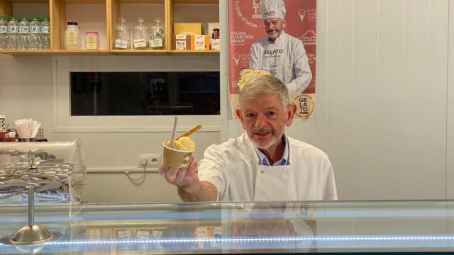 Bernardo en su heladería