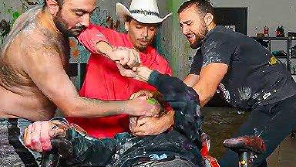 Raphaël Graven sufriendo una paliza en uno de sus directos.