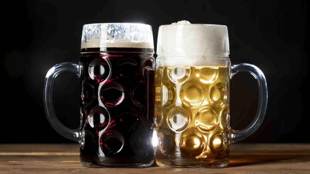 Copas de cerveza artesanal alemana