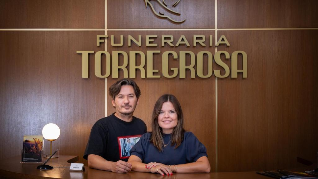 Los hermanos Alberto y Laura Caballero, en el set de rodaje de Muertos SL.
