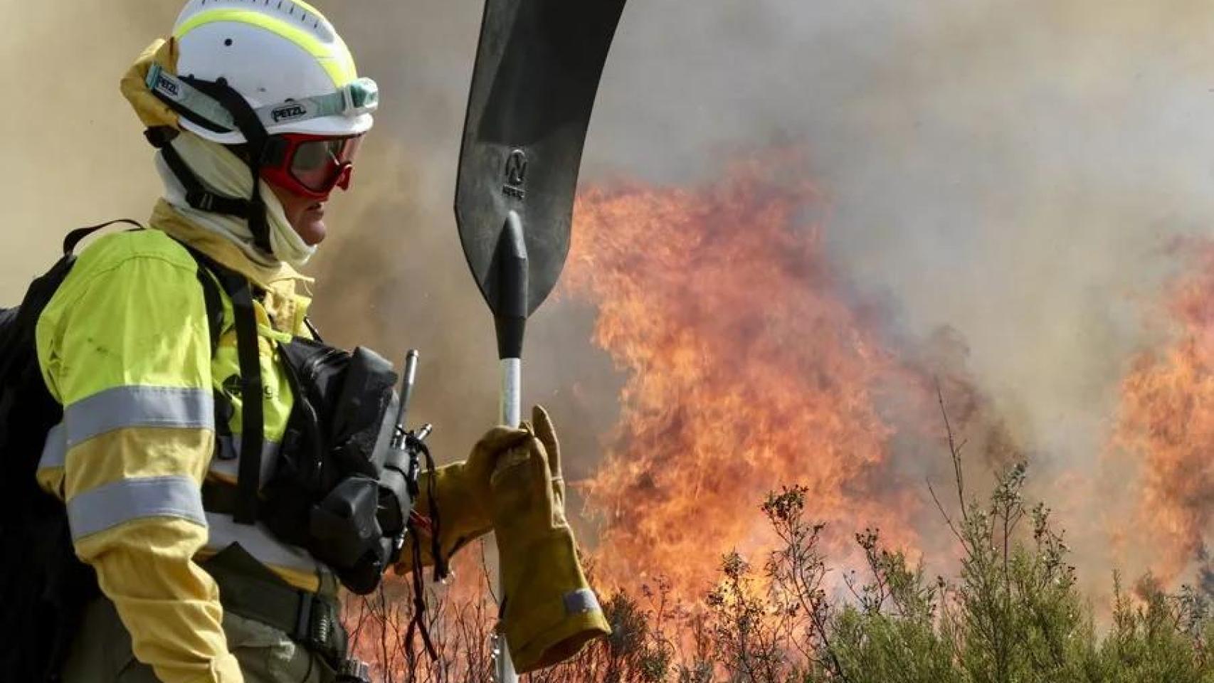 Un bombero en un incendio forestal