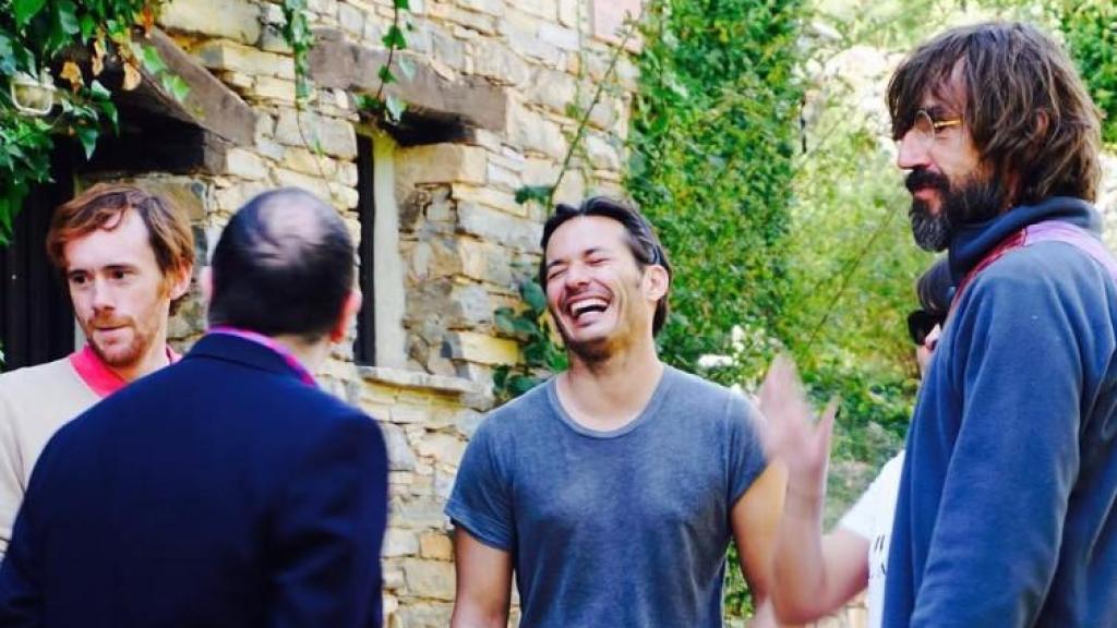 Alberto Caballero (2d), en el rodaje de 'El Pueblo'.