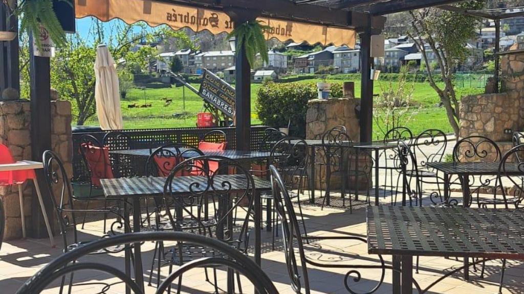 Terraza de El Recreo Centro de Turismo Rural en San Martín de Castañeda antes del incendio