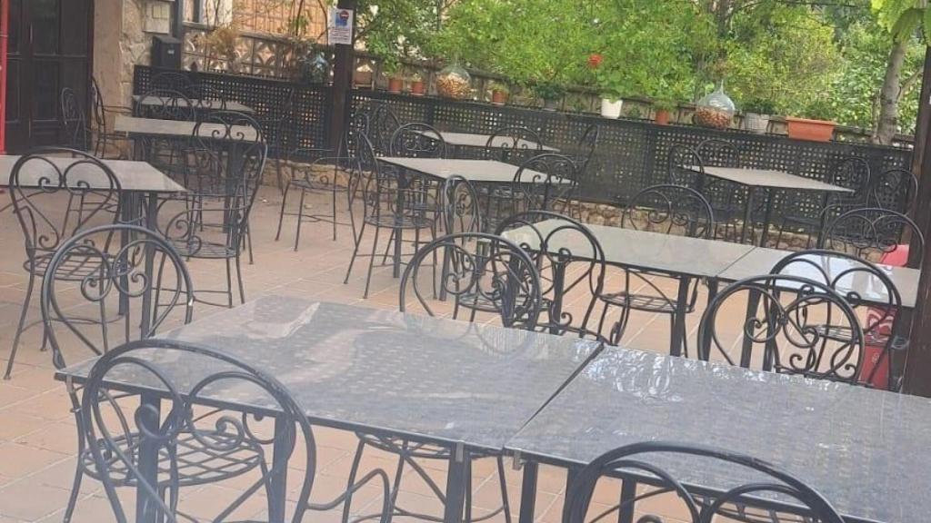 Terraza de El Recreo Centro de Turismo Rural en San Martín de Castañeda cubierta por el hollín del incendio