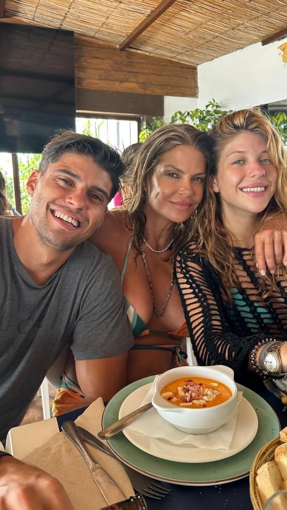 Makoke, con sus hijos, Javier Tudela y Anita Matamoros.