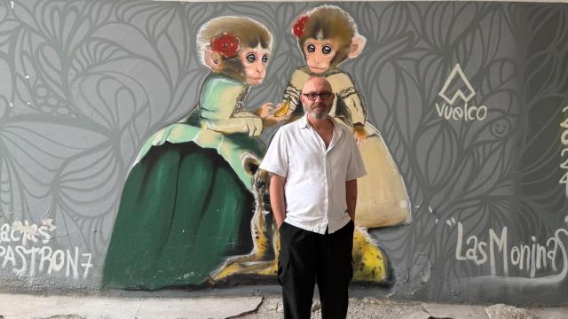 Eduardo Hermida junto la obra de Vuelco 'Las Moninas' en el barrio de Canido.