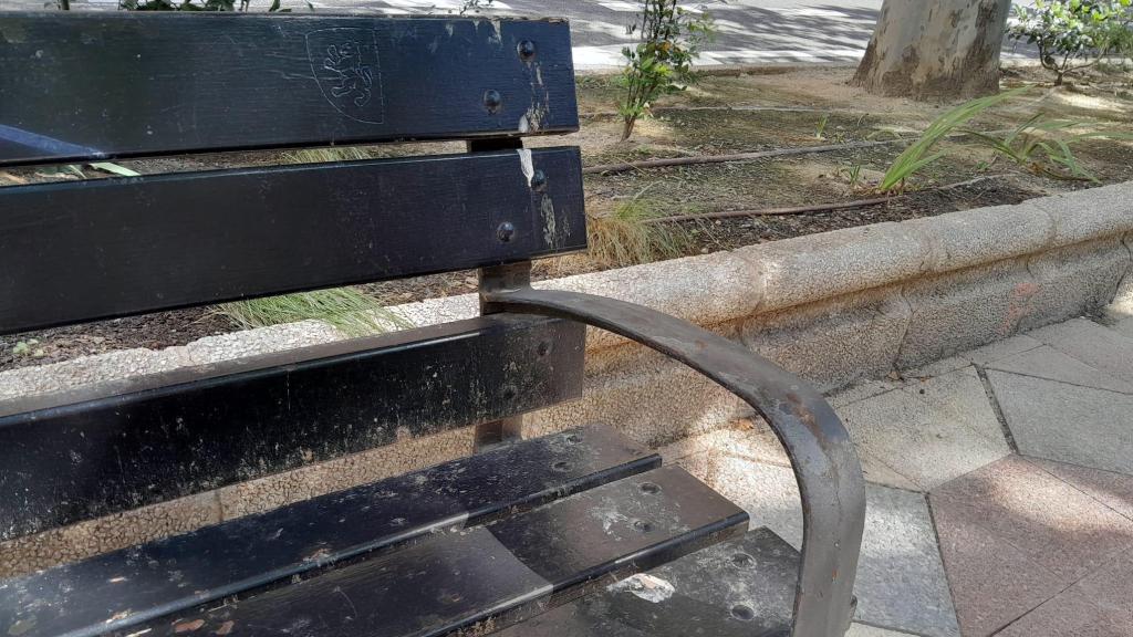 Un banco de Paseo Sagasta manchado.