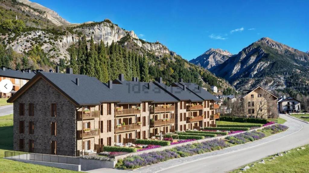 Vista del exterior de la promoción de viviendas en la calle Zocheras, 12 en Panticosa