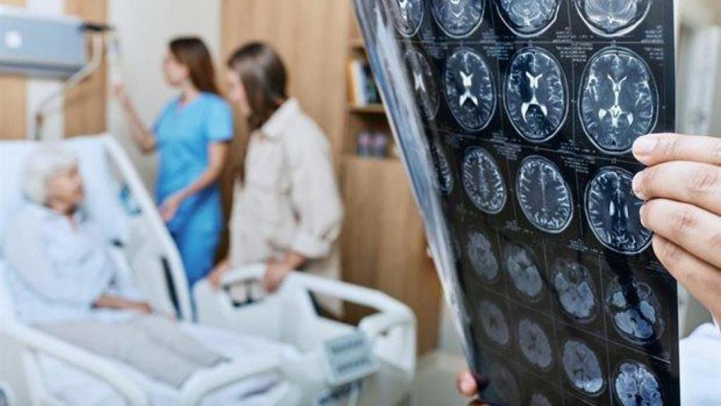 Radiólogo haciendo una prueba diagnóstica. Imagen de archivo.