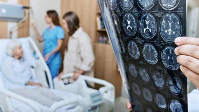 Radiólogo haciendo una prueba diagnóstica. Imagen de archivo.