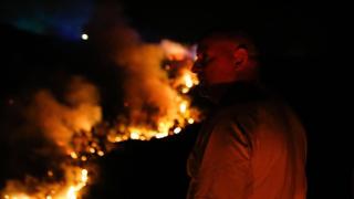 Un hombre en las inmediaciones del fuego de Quiroga, a 20 de agosto de 2025, en Bendollo, Quiroga, Lugo