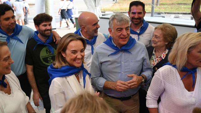 La vicesecretaria de Regeneración Institucional del PP, Cuca Gamarra, junto al presidente del PP vasco, Javier De Andrés, en la txosna de los populares en Bilbao.