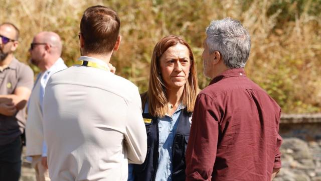 Virginia Barcones y Fernando Grande Marlaska, este viernes en una visita al Puesto de Mando Avanzado de los incendios de Somiedo y Cangas del Narcea. Imanol Rimada / EP