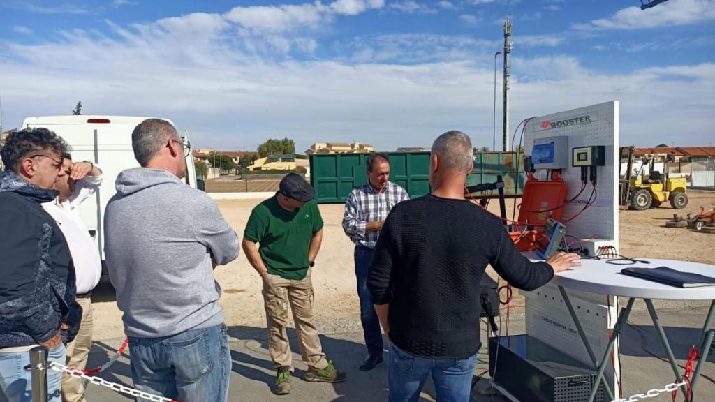 Equipo de investigadores e inventores de EBooster durante una presentación del producto.