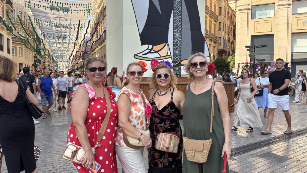 Un grupo de mujeres en la Feria del centro de Málaga